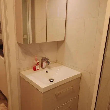 Koselig Kjellerleilighet Near Sentrum Apartman *
